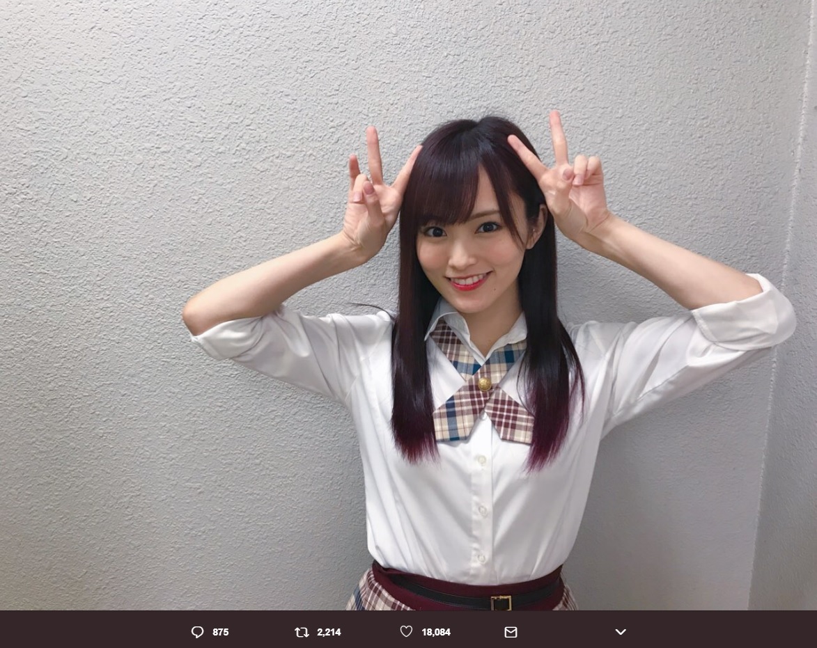 山本彩、握手会でのコーディネート（画像は『山本彩　2018年5月4日付Twitter「朝からのミニライヴに握手会 お越し下さった皆様 長丁場ありがとうございました」』のスクリーンショット）