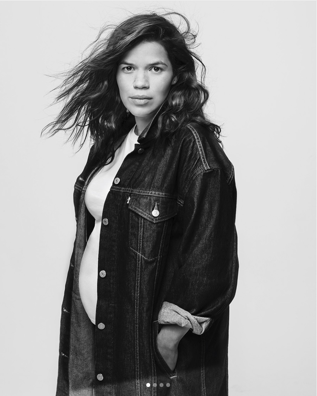 アメリカ・フェレーラがママに（画像は『America Ferrera　2018年5月17日付Instagram「One of the bossest, bad-assest women I know and love, ＠karlawelchstylist , designed this collaboration to benefit ＠everytown for gun safety.」』のスクリーンショット）