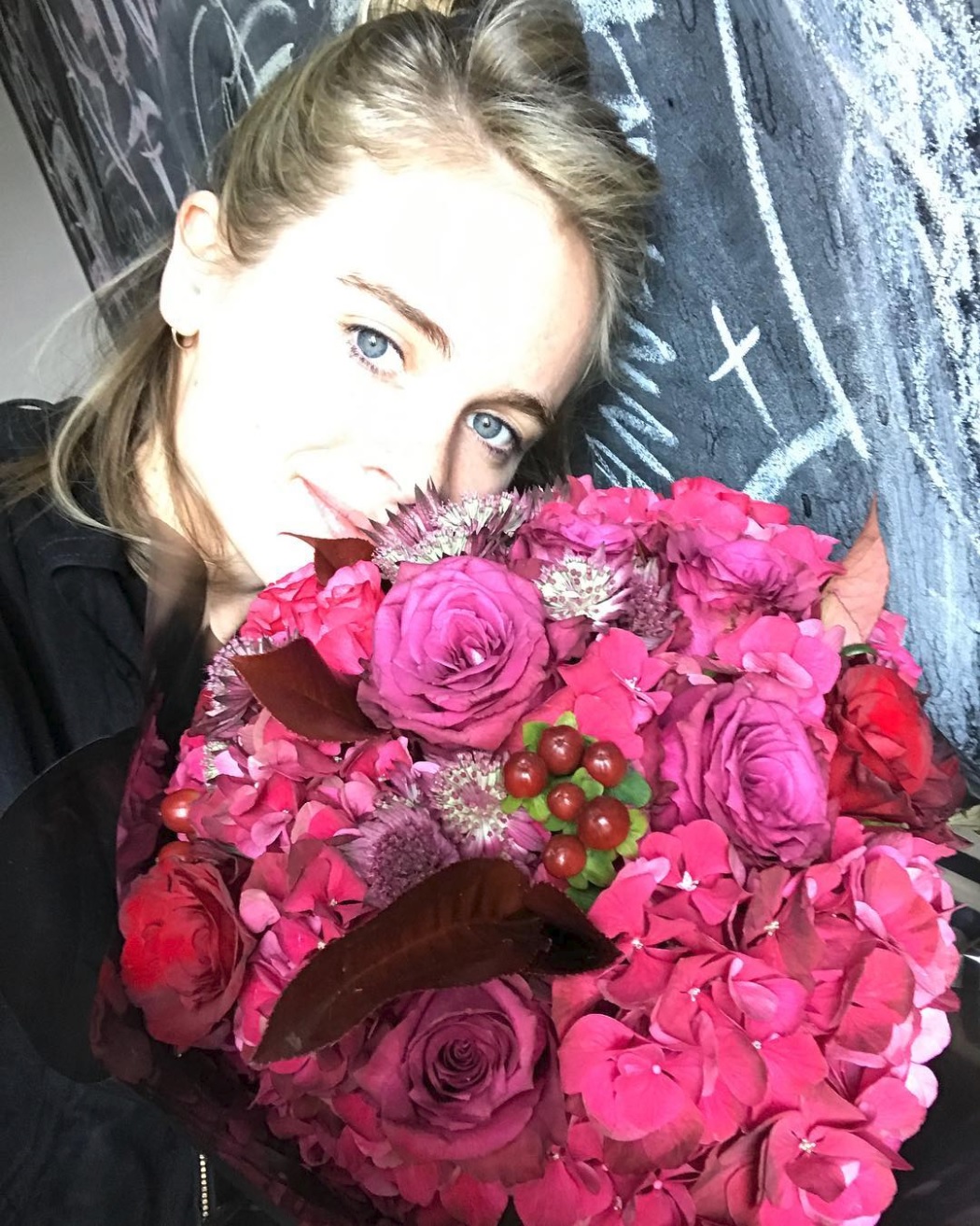 ヘンリー王子の元恋人クレシダ・ボナス（画像は『Cressida Bonas　2017年9月2日付Instagram「Beautiful flowers from the wonderful collaboration between ＠bloomandwild ＆ ＠nikkitibbleswildatheart The cerise rose - bold, hopeful and passionate!」』のスクリーンショット）