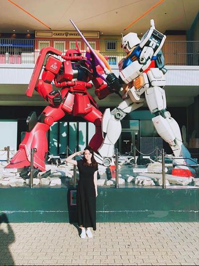 大阪 エキスポシティで“ガンダム×シャアザク”の前に立つ潘めぐみ（画像は『潘めぐみ　2018年5月20日付Instagram「＃機動戦士ガンダム ＃GUNDAMCAFE」』のスクリーンショット）