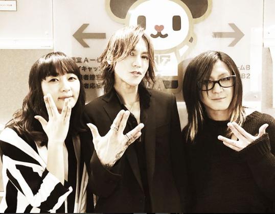 津野米咲、SUGIZO、HISASHI（画像は『hisashix　2018年5月27日付Instagram「SUGIZO兄貴と赤い米咲タンと関ジャム頑張りチーム！」』のスクリーンショット）