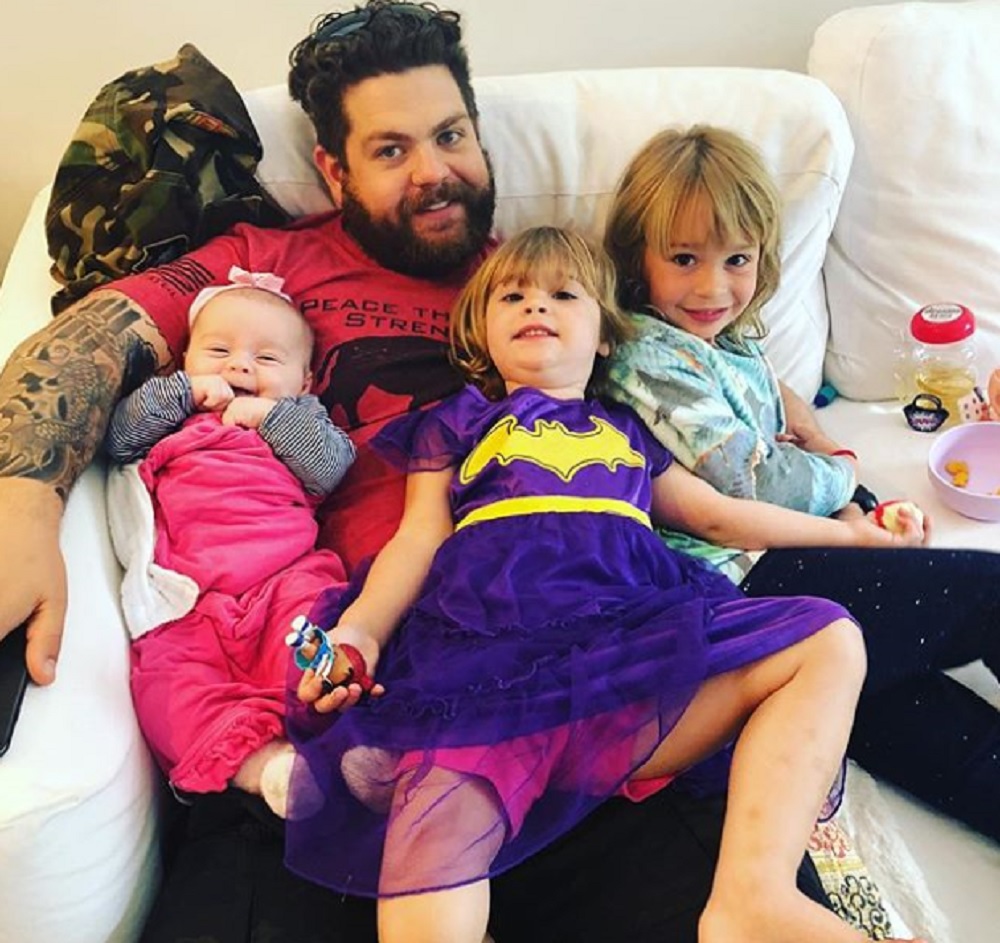 ジャック・オズボーン、今年第3子が誕生したばかりだが…（画像は『Jack Osbourne　2018年5月12日付Instagram「These three make it all worth while. ＃mygirls ＃daughters」』のスクリーンショット）