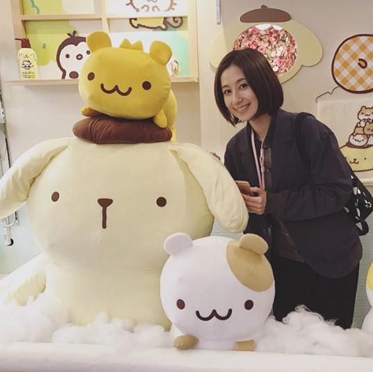 ポムポムプリンたちと並び嬉しそうな河村唯（画像は『うめ子　2018年2月8日付Instagram「sanrio expo 2018」』のスクリーンショット）