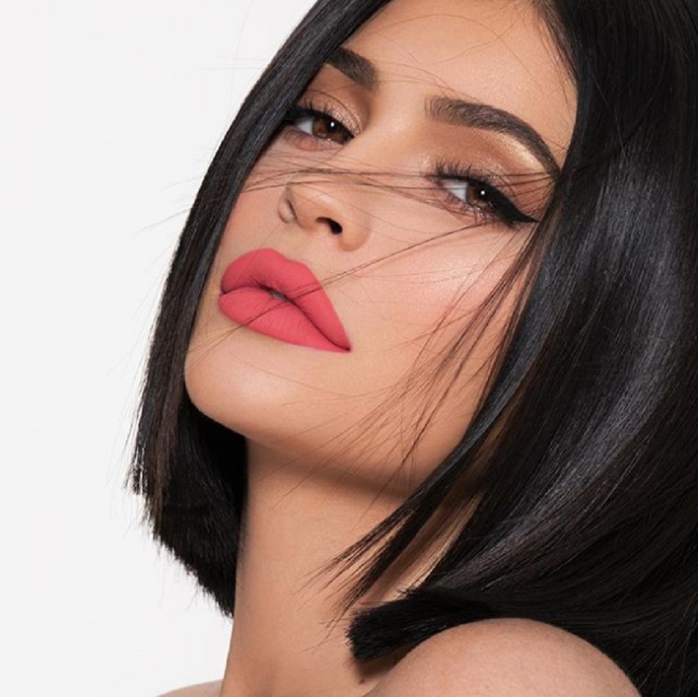 カイリーが産んだ子のパパは？（画像は『Kylie　2018年5月5日付Instagram「buy a lip kit .. get one free today on KylieCosmetics.com」』のスクリーンショット）