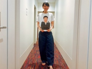 【エンタがビタミン♪】飯豊まりえ「嬉しくて顔ニタニタ」　“オカリナ”Tシャツを着てご機嫌！