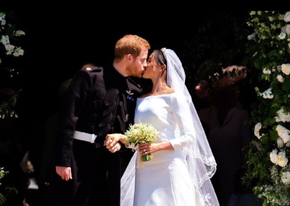 永遠の愛を誓ったヘンリー王子＆メーガン妃（画像は『Kensington Palace　2018年5月19日付Instagram「First kiss ＃RoyalWedding」』のスクリーンショット）