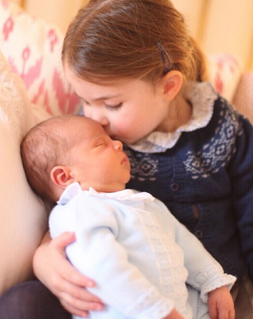 お姉さんらしくなったシャーロット王女（画像は『Kensington Palace　2018年5月6日付Instagram「The Duke and Duchess of Cambridge are very pleased to share two photographs of Princess Charlotte and Prince Louis, taken by The Duchess at Kensington Palace.」』のスクリーンショット）