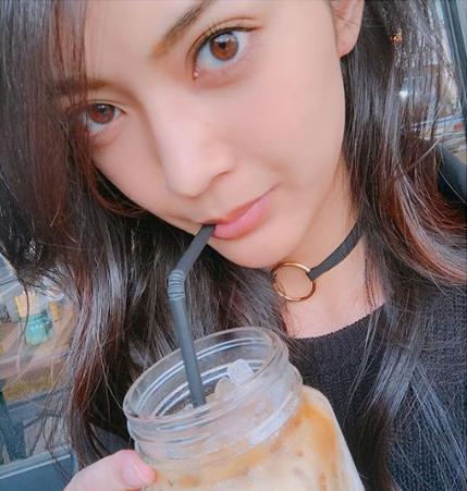 カフェラテ好きな田中道子（画像は『田中道子　2018年5月17日付Instagram「＃カフェラテ 美味しすぎてツライ…」』のスクリーンショット）