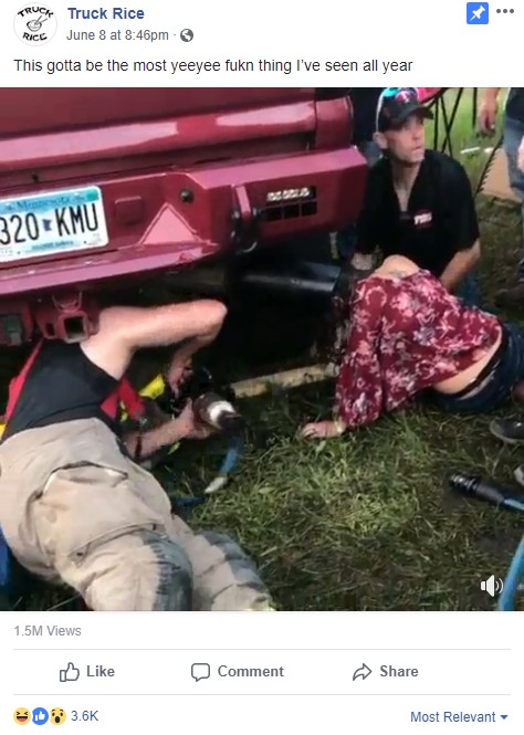 トラックのマフラーから頭が抜けない女性（画像は『Truck Rice　2018年6月8日付Facebook「This gotta be the most yeeyee fukn thing I’ve seen all year」』のスクリーンショット）