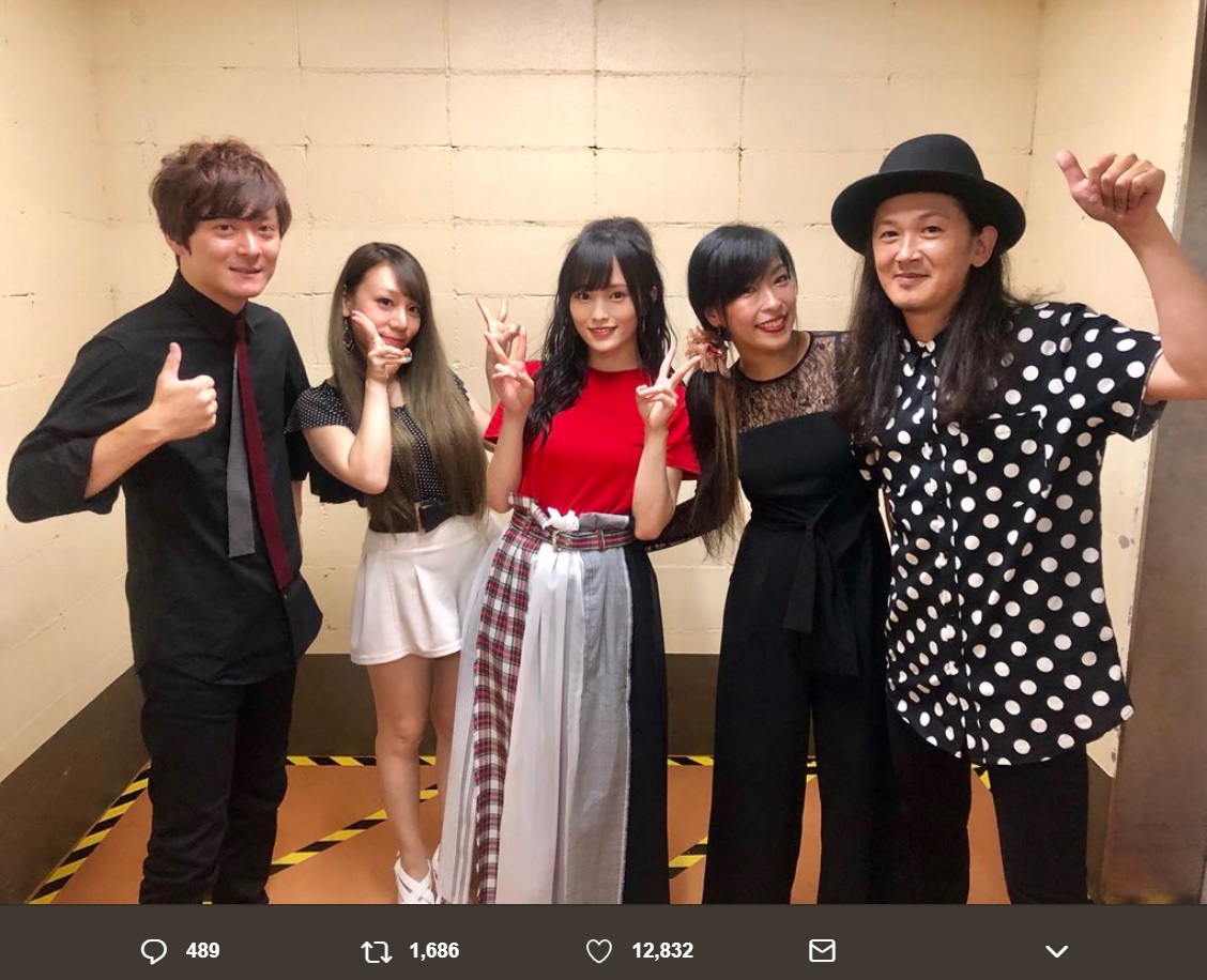 山本彩とチームSYメンバー（画像は『山本彩　2018年6月12日付Twitter「私の楽曲「JOKER」を CMソングに起用して下さった アイフルホームさんの全国大会表彰式で サプライズゲストとして 歌わせて頂きました!!」』のスクリーンショット）