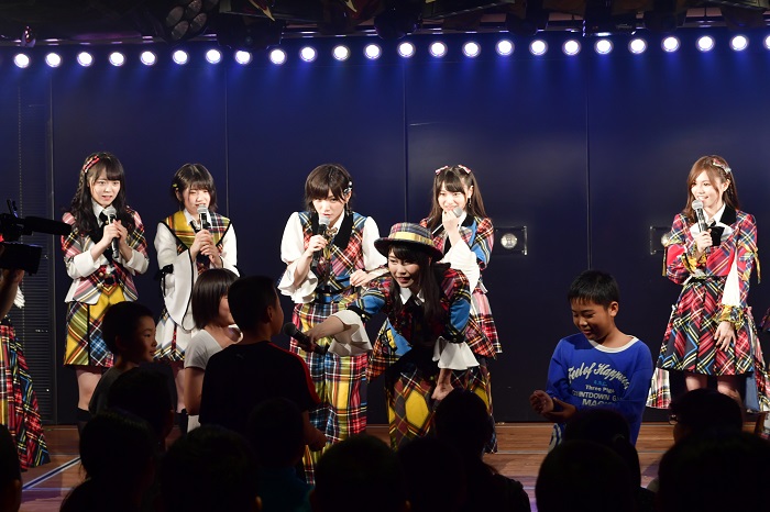 特別公演にて小学生にマイクを向ける横山由依（C）AKS