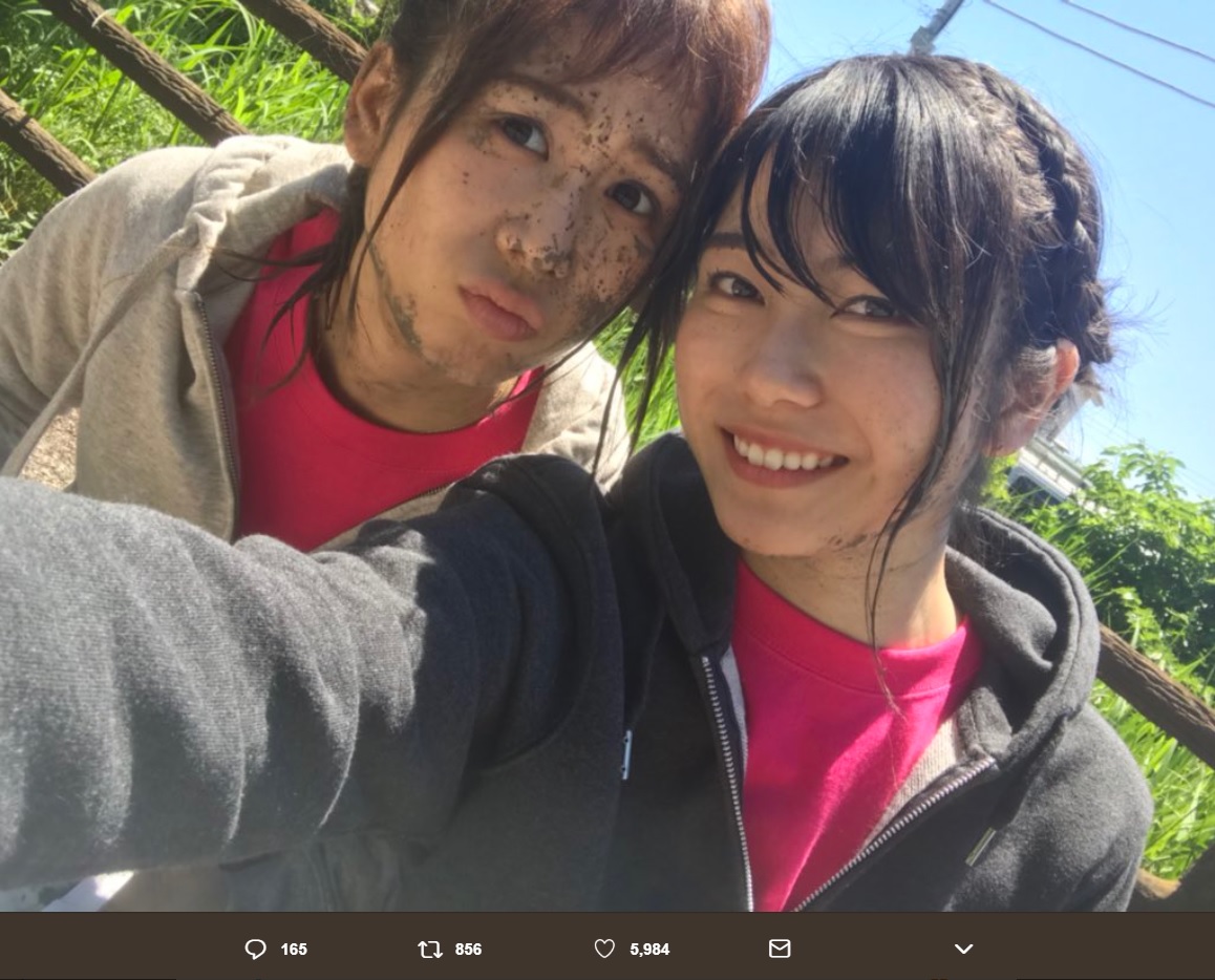 大家志津香と横山由依（画像は『横山由依　2018年6月24日付Twitter「本日、11:15～フジテレビ ミライモンスター バレエ界のミラモン鈴木千聖ちゃん 19:54～テレビ東京 池の水ぜんぶ抜く大作戦」』のスクリーンショット）