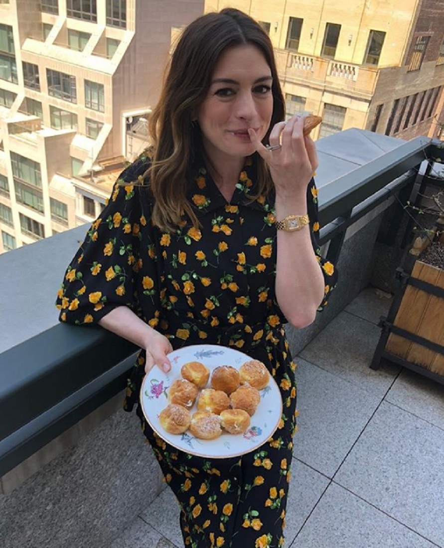 アン・ハサウェイ「デブ叩きはエンドレス」（画像は『Anne Hathaway　2018年5月25日付Instagram「＃SandraBullock, you’re even more delicious than the cream puffs you sent over ＃oceans8」』のスクリーンショット）