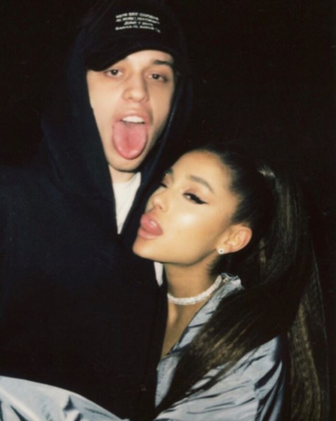 5月に交際をスタートしたばかりのピート＆アリアナ（画像は『Ariana Grande　2018年6月9日付Instagram「i am but a pete davidson update acc stay tuned for more （pete follows / comments sumtimes）」』のスクリーンショット）