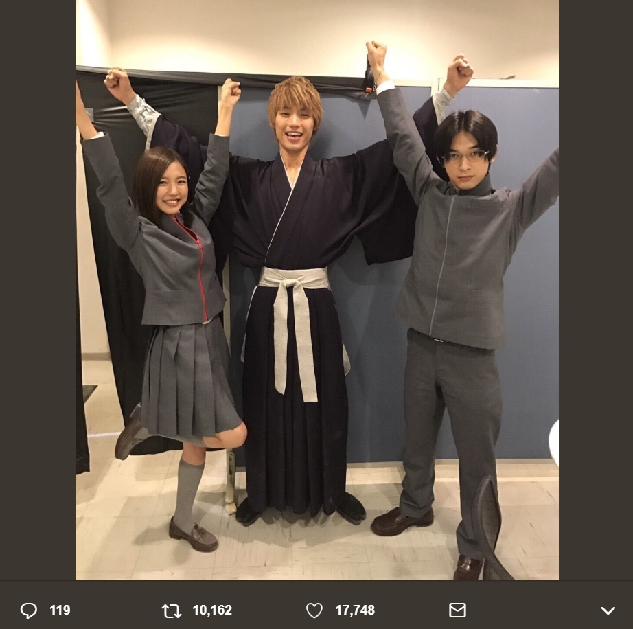 真野恵里菜、福士蒼汰、吉沢亮（画像は『映画『BLEACH』公式　2018年6月13日付Twitter「オフショット公開」』のスクリーンショット）