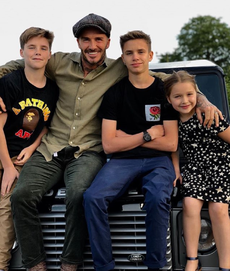 ヴィクトリア、父の日にデヴィッドを称賛（画像は『Victoria Beckham　2018年6月17日付Instagram「I think they love him x Truly the best daddy ＠davidbeckham x missing u ＠brooklynbeckham x」』のスクリーンショット）