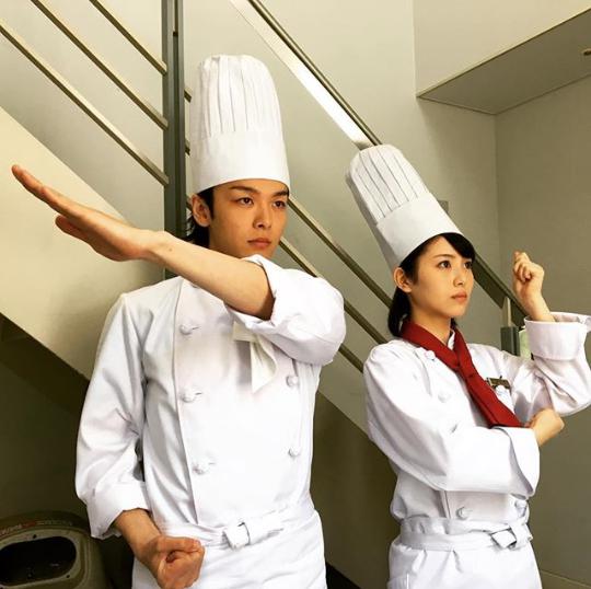 中村倫也と浜辺美波（画像は『【公式】崖っぷちホテル！　2018年6月3日付Instagram「後1時間」』のスクリーンショット）