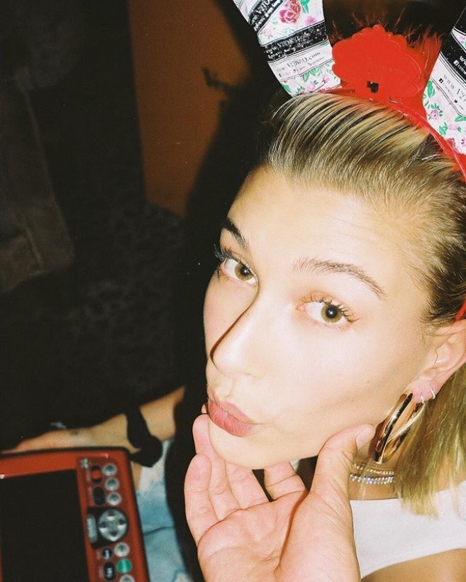 ヘイリーの顔に添えられた手はジャスティン？（画像は『Hailey Baldwin　2018年6月9日付Instagram』のスクリーンショット）