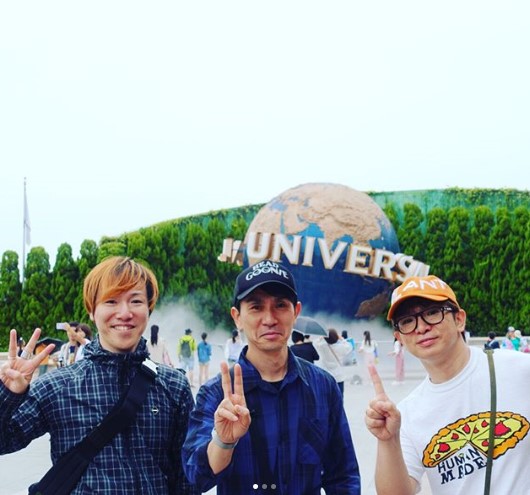 弟2人とUSJを満喫した濱口優（画像は『濱口優　2018年6月5日付Instagram「＃濱口三兄弟」』のスクリーンショット）