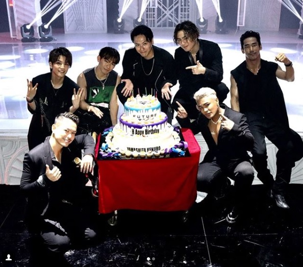 山下健二郎の誕生日を祝う三代目JSB（画像は『山下 健二郎　2018年5月24日付Instagram「みんなありがとう」』のスクリーンショット）