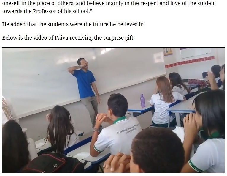 生徒らのサプライズに涙ぐむ教師（画像は『Reshareworthy　「Students Surprise Unpaid Teacher After They Learn He Is Living At The School」』のスクリーンショット）