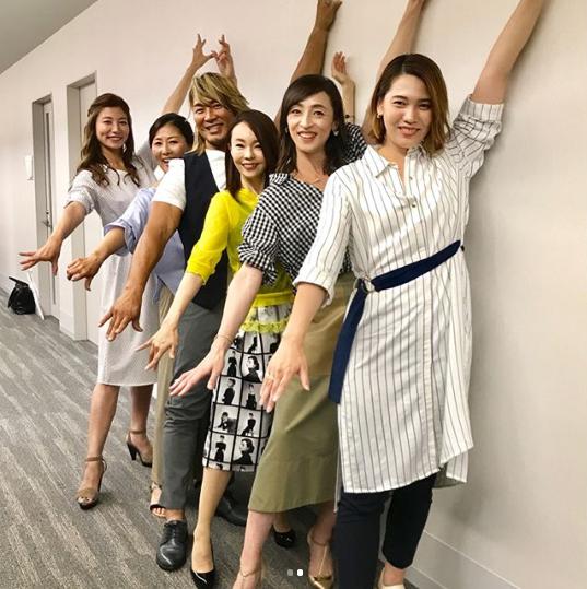 女性アスリートたちに溶け込む棚橋弘至（画像は『棚橋弘至　2018年6月25日付Instagram「今夜20:00～「帰れマンデー見っけ隊＆中居正広の身になる図書館 3時間スペシャル」に出ます！」』のスクリーンショット）