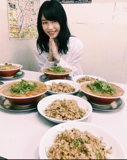 ラーメンとチャーハンに手を合わせる横山由依（画像は『横山由依　2018年6月26日付Instagram「日帰り京都。ロケしてました」』のスクリーンショット）