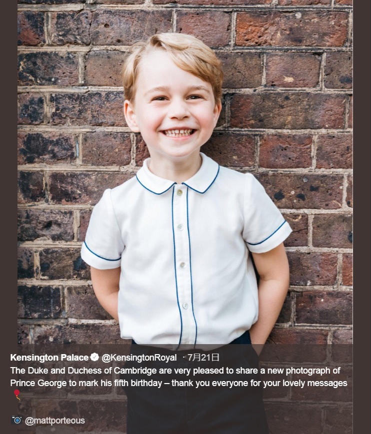 とびきり笑顔のジョージ王子（画像は『Kensington Palace　2018年7月22日付Twitter「The Duke and Duchess of Cambridge are very pleased to share a new photograph of Prince George to mark his fifth birthday（＠mattporteous）」』のスクリーンショット）