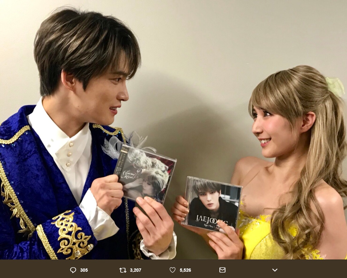 ジェジュンとサラ・オレイン（画像は『Sarah Alainn サラ・オレイン　2018年7月26日付Twitter「Such a beautiful voice and personality. It was a joy to perform with you Jaejoong♪」』のスクリーンショット）