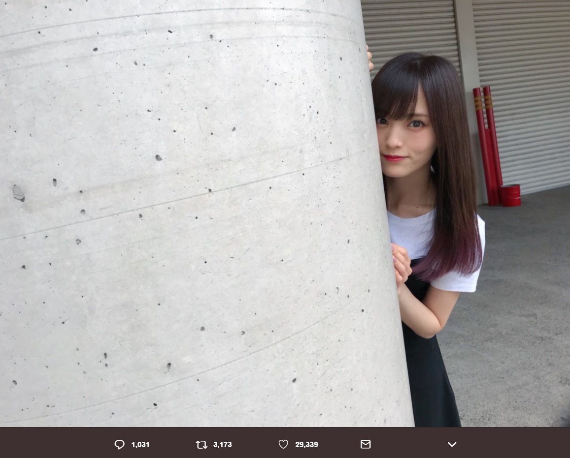 山本彩“ひょっこりはん”風ショット（画像は『山本彩　2018年7月22日付Twitter「昨日のAKBの個別握手会 今日のNMBの個別握手会 暑い中、お越し下さった皆様 ありがとうございました」』のスクリーンショット）