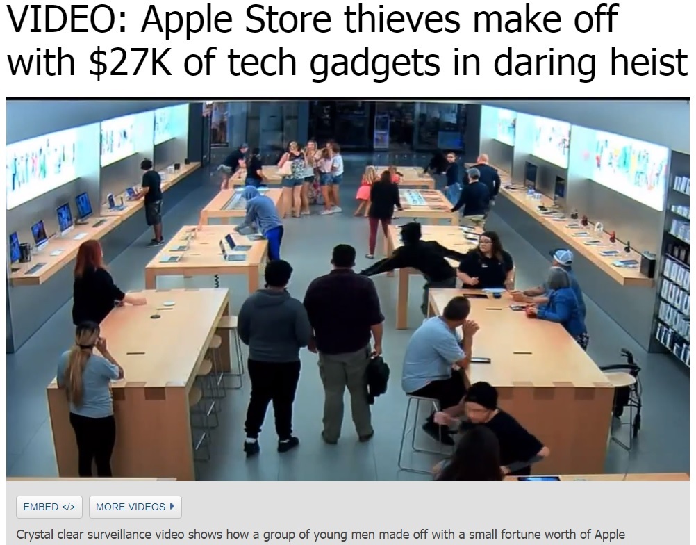 展示品を盗む少年らに客は唖然（画像は『ABC7 KABC　2018年7月9日付「VIDEO: Apple Store thieves make off with ＄27K of tech gadgets in daring heist」』のスクリーンショット）