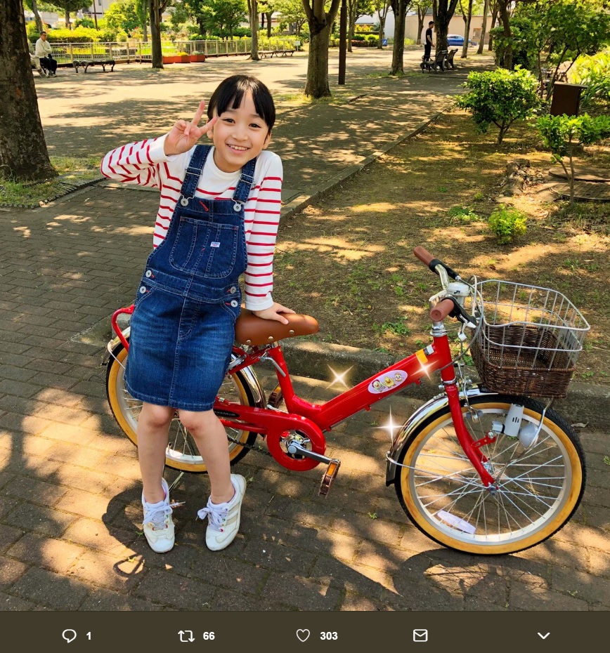 宮本みゆきの小学生時代を演じる横溝菜帆（画像は『【公式】7/17 2話『義母と娘のブルース』　2018年6月5日付Twitter「こんにちは！ぎぼむすスタッフです」』のスクリーンショット）