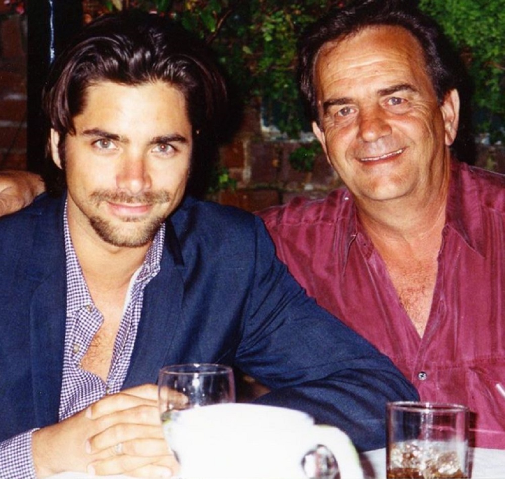 「父さんに感謝してる」（画像は『John Stamos　2018年7月7日付Instagram「17 years ago I lost my best friend. Dad, I appreciate you right now more than ever.」』のスクリーンショット）