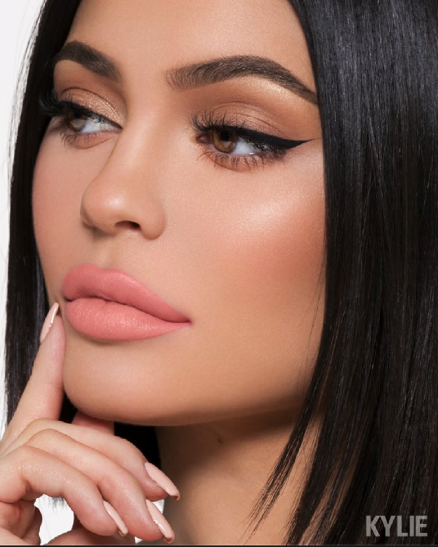 カイリーのコンプレックスは…（画像は『Kylie Jenner　2018年4月27日付Facebook「LA velvet, new on the site! KYLIECOSMETICS.COM」』のスクリーンショット）