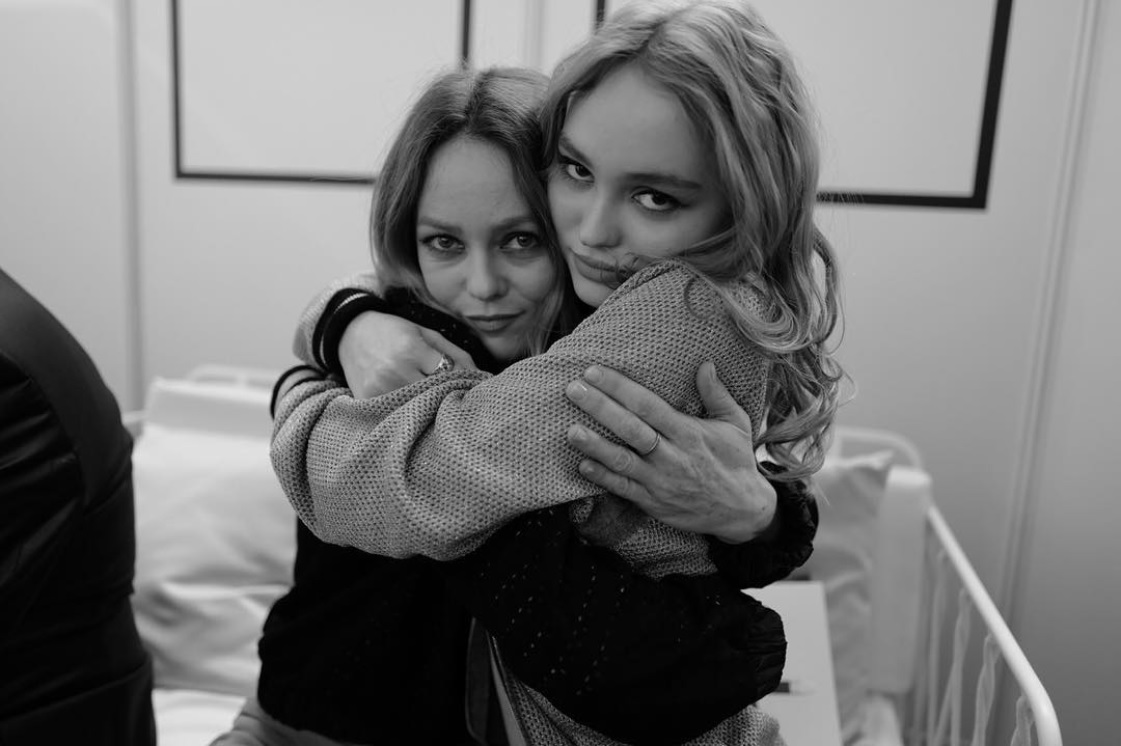 ヴァネッサ（左）が結婚。右はジョニーともうけた長女（画像は『Lily-Rose Depp　2017年3月9日付Instagram』のスクリーンショット）