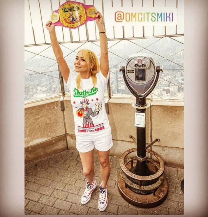 5連覇を果たした須藤美貴さん（画像は『Miki Sudo　2018年7月4日付Instagram「Chillin at the top of the Empire State Building with my latest piece of hardware.」』のスクリーンショット）