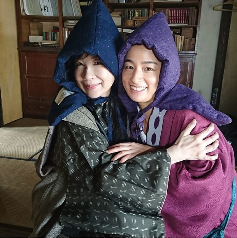 母娘を演じる伊藤蘭と尾野真千子（画像は『伊藤蘭　2018年7月26日付Instagram「本日の撮影後 愛しの真千子ちゃんと」』のスクリーンショット）