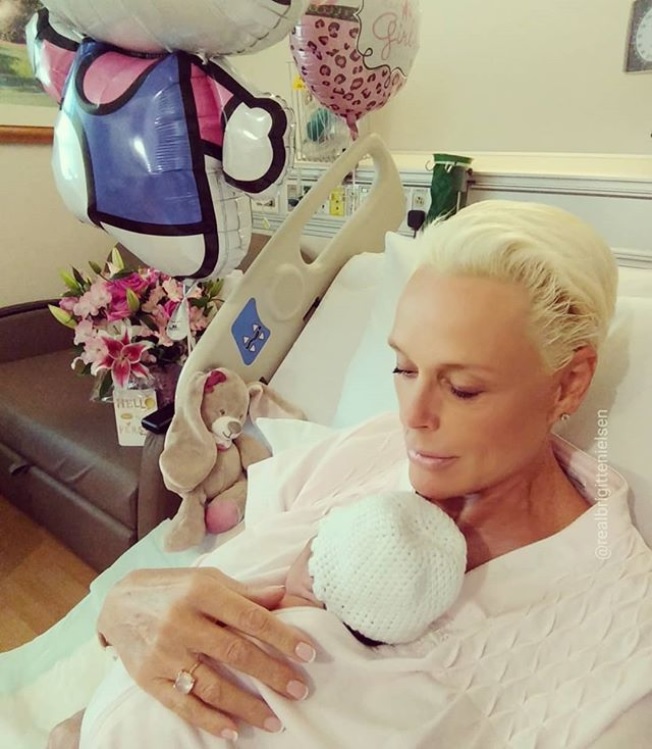 出産を終えたばかりのブリジット・ニールセン（画像は『Brigitte Nielsen　2018年6月28日付Instagram「Our precious little Frida, our true love.」』のスクリーンショット）