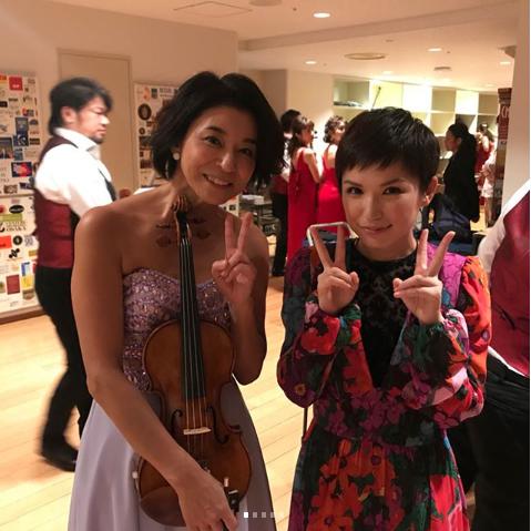 高嶋ちさ子とSuperfly（越智志帆）（画像は『Chisako Takashima　2018年7月28日付Instagram「めざクラサントリーホール初日！ゲストに三浦文彰君とSuperfly!!」』のスクリーンショット）