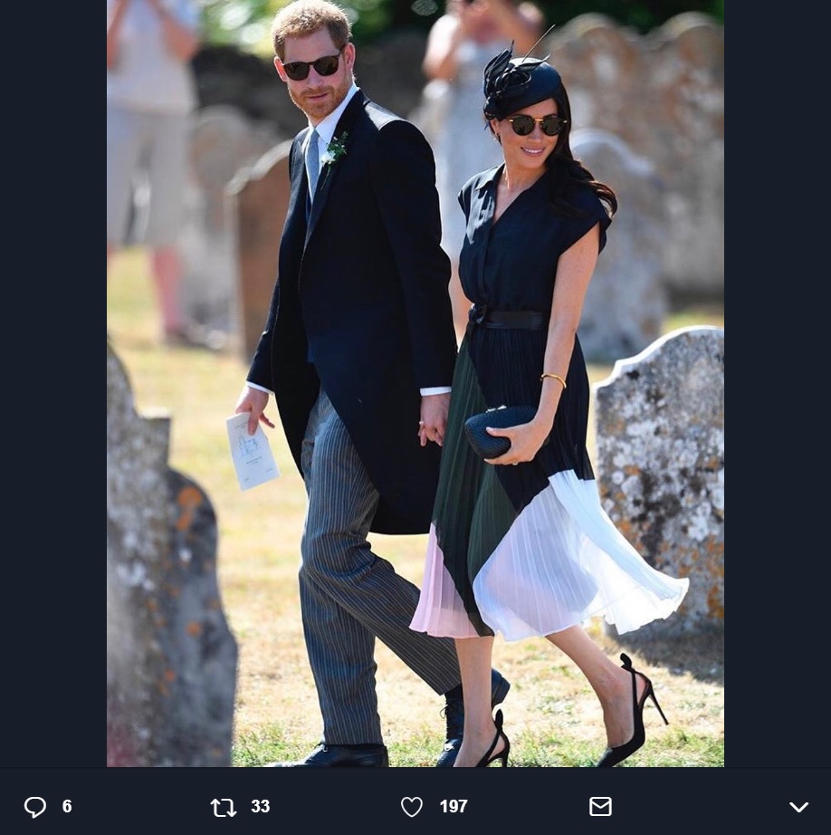 ヘンリー王子＆メーガン妃、友人の結婚式にて（画像は『Club Monaco　2018年8月4日付Twitter「The stunning Meghan Markle in our Shoanah dress at a wedding in Surrey, England today—which also happens to be her birthday.」』のスクリーンショット）