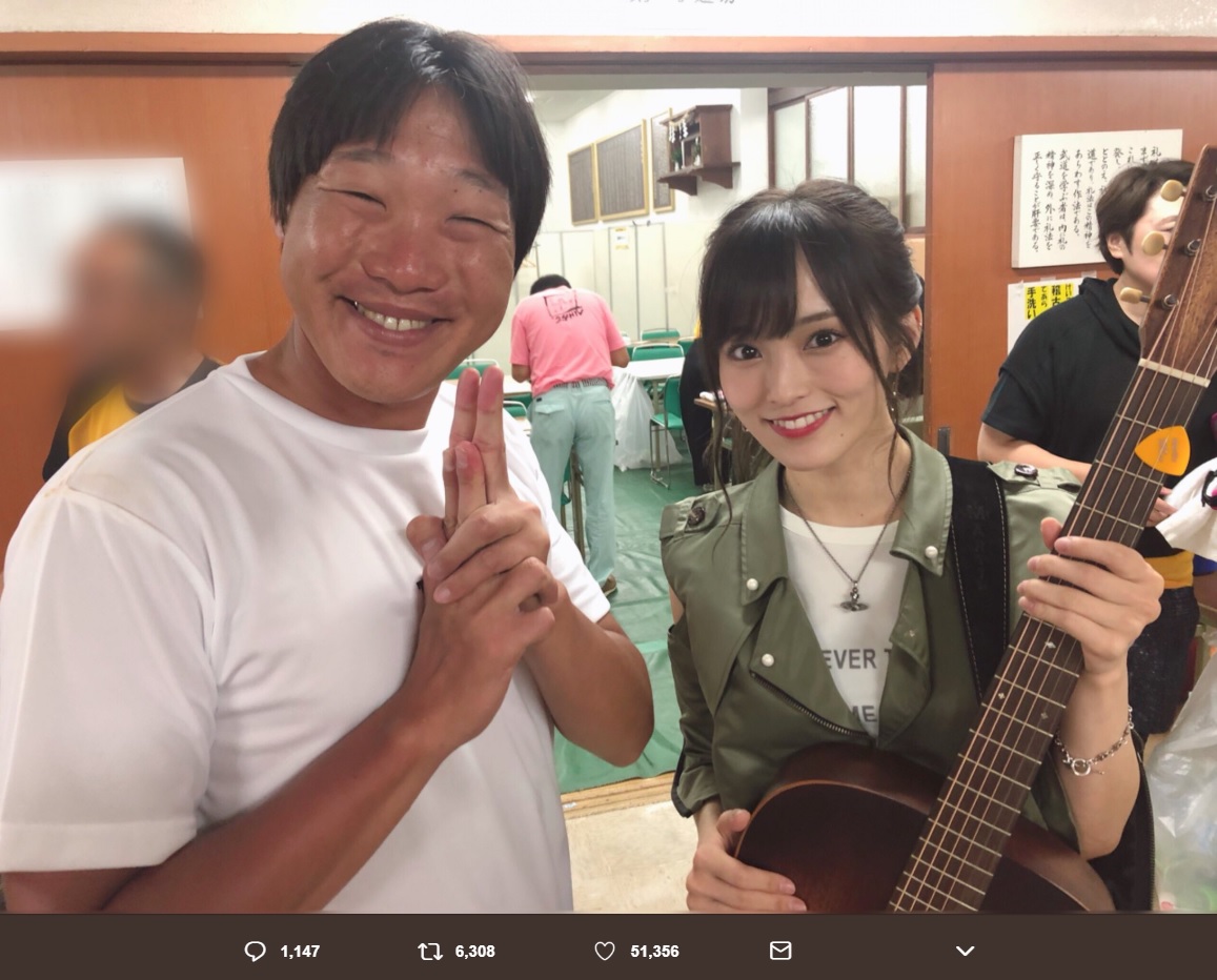 みやぞんと山本彩（画像は『山本彩　2018年8月26日付Twitter「みやぞんさんが好きな曲として「ひといきつきながら」をサプライズで歌わせて頂きました！」』のスクリーンショット）