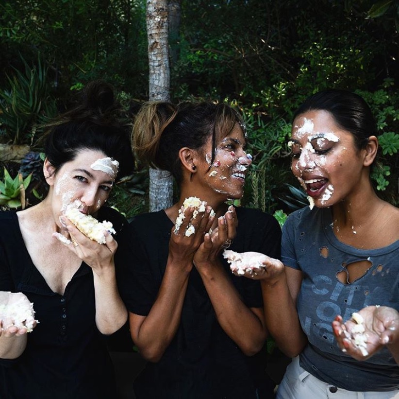 ケーキファイトでお祝いしたハル（中央）（画像は『Halle Berry　2018年8月14日付Instagram「How to celebrate your birthday when you don’t celebrate birthdays」』のスクリーンショット）