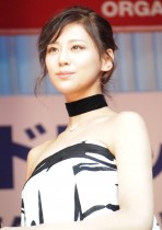 【エンタがビタミン♪】西内まりや“美脚披露”が物議　歩行者天国で「ほんとに寝っ転がってるの？」