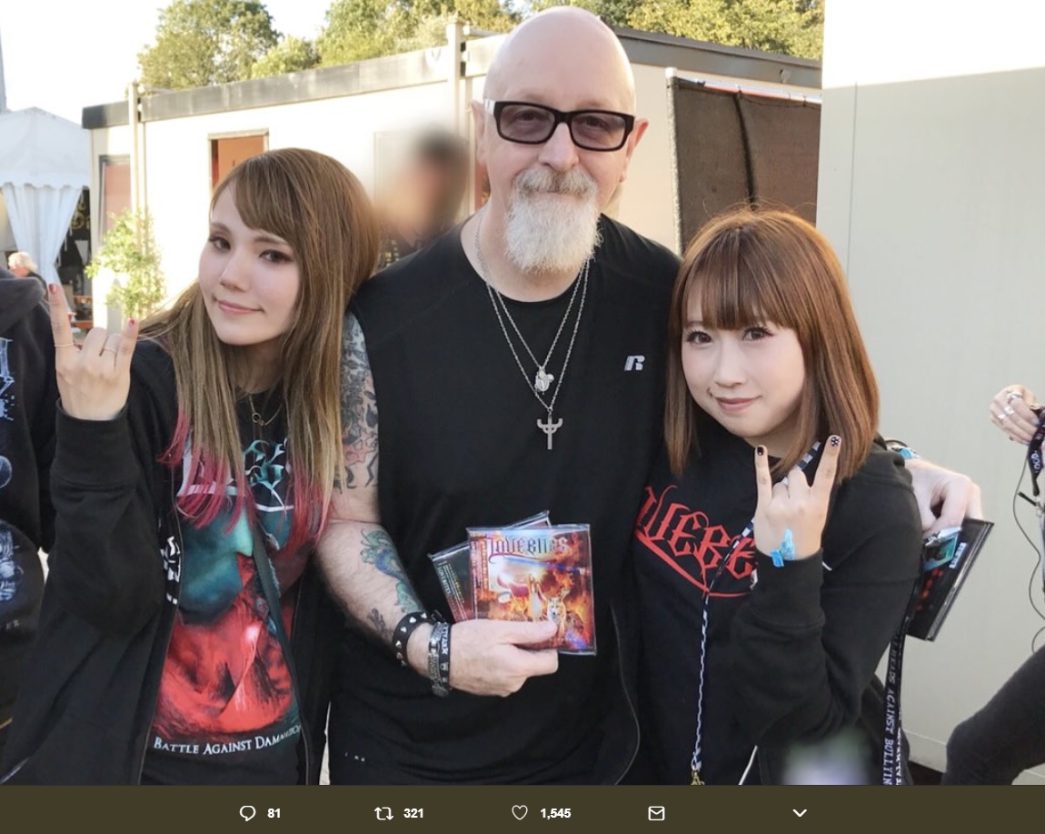 miho、ロブ・ハルフォード、haruna（画像は『Rosana：miho＠LOVEBITES　2018年8月13日付Twitter「Photo with Rob Halford!!!!」』のスクリーンショット）