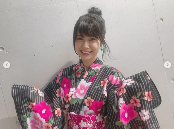 AKB48握手会で浴衣を着た小田えりな（画像は『小田えりな　2018年8月12日付Instagram「浴衣祭り！初お団子ヘアー」』のスクリーンショット）