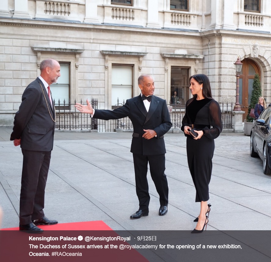 会場到着後、自ら車の扉を閉めて歩き出したメーガン妃（画像は『Kensington Palace　2018年9月25日付Twitter「The Duchess of Sussex arrives at the ＠royalacademy for the opening of a new exhibition, Oceania.」』のスクリーンショット）