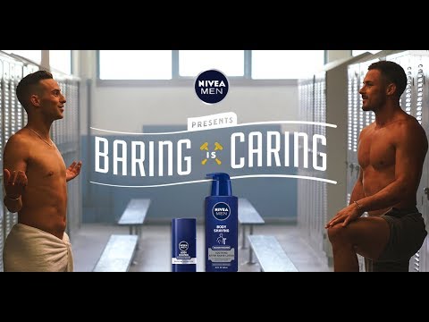 アダム出演のCMが米国で物議醸す（画像は『NIVEAMENUSA　2018年8月30日公開 YouTube「NIVEA MEN ＃BaringisCaring | Danny Amendola ＆ Adam Rippon talk body shaving」』のサムネイル）