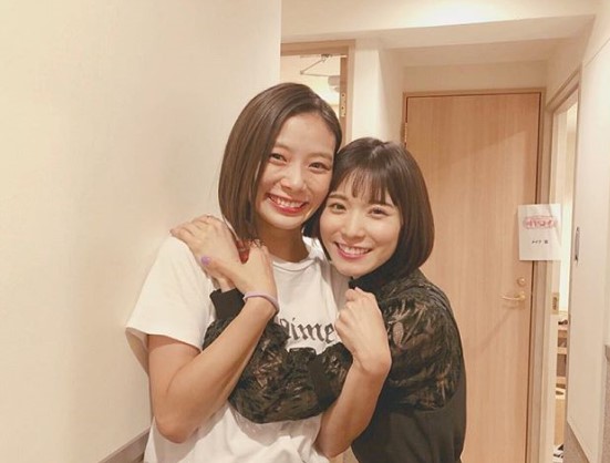 共演を喜ぶ朝日奈央と松岡茉優（画像は『朝日奈央 asahi nao　2018年9月27日付Instagram「23時59分～日本テレビ「両親ラブストーリー オヤコイ」放送です」』のスクリーンショット）