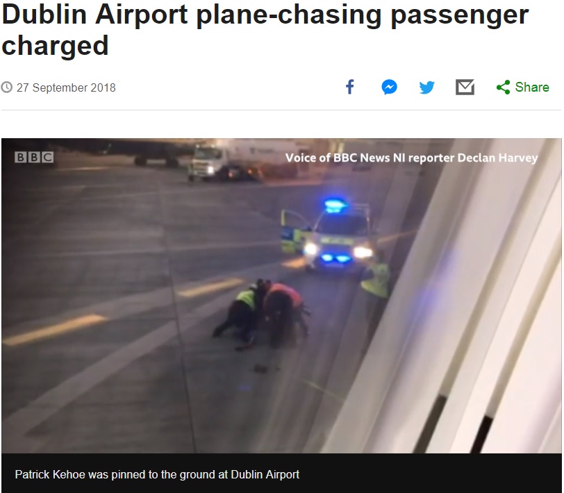 飛行機を追いかけた男、取り押さえられる（画像は『BBC News　2018年9月27日付「Dublin Airport plane-chasing passenger charged」』のスクリーンショット）