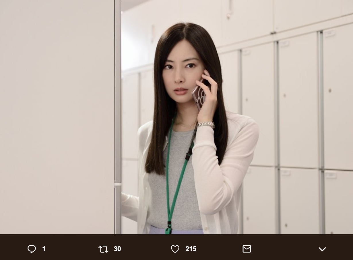 『スマホを落としただけなのに』での北川景子（画像は『中田秀夫　2018年9月12日付Twitter「「スマホを落としただけなのに」では、当然ながらスマホで話す、メッセージをやり取りする、メールを送る、買い物をする、写真や動画を撮る、全部出てきます」』のスクリーンショット）